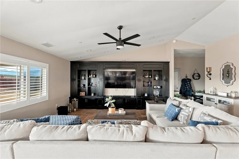 10215 Nielson Oak Hills, CA 92344