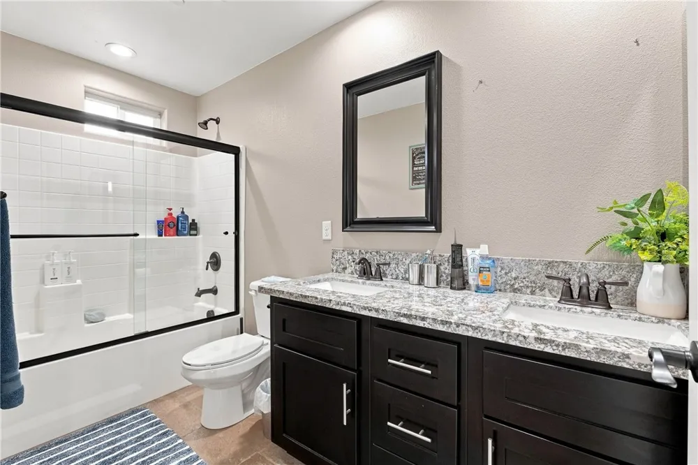 10215 Nielson Oak Hills, CA 92344