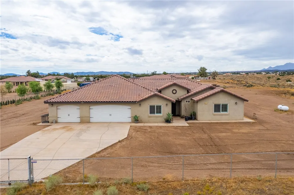 10215 Nielson Oak Hills, CA 92344