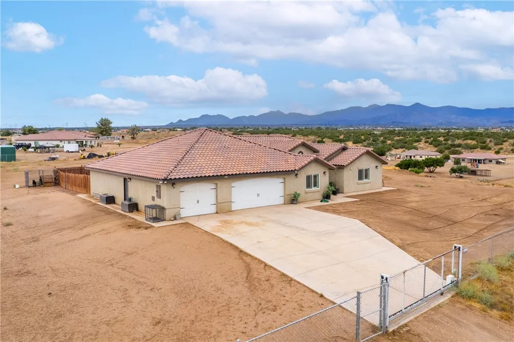 10215 Nielson Oak Hills, CA 92344