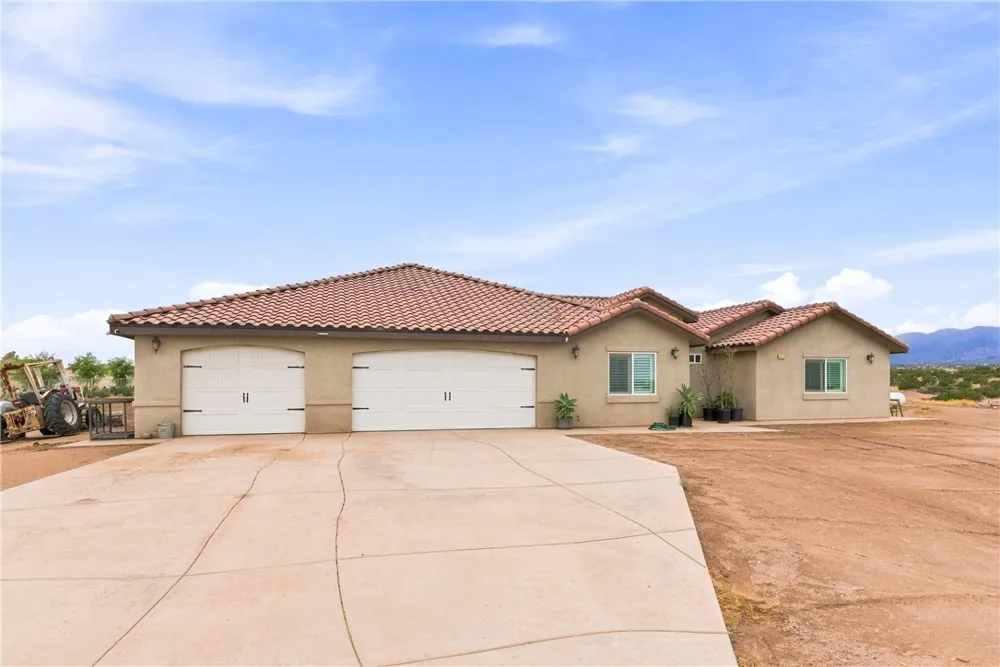 10215 Nielson Oak Hills, CA 92344