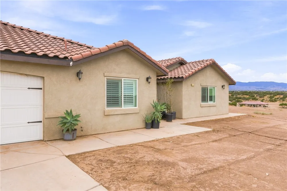 10215 Nielson Oak Hills, CA 92344