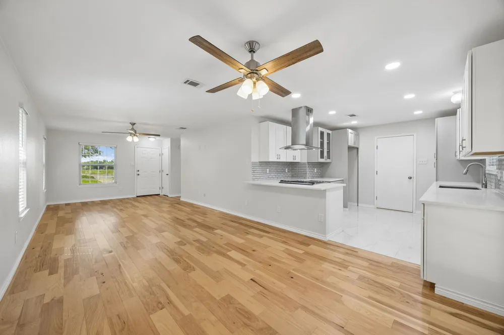 947 E Oakdale Road Irving, TX 75060