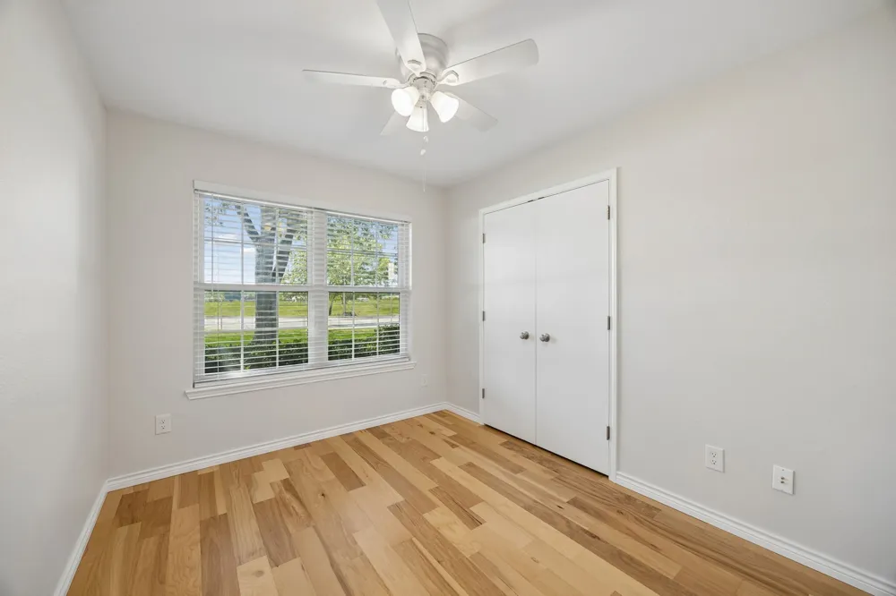 947 E Oakdale Road Irving, TX 75060