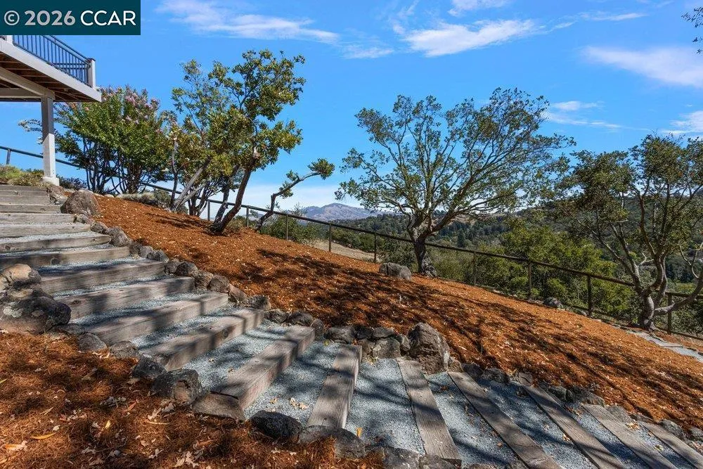 809 Mountain View Dr Lafayette, CA 94549