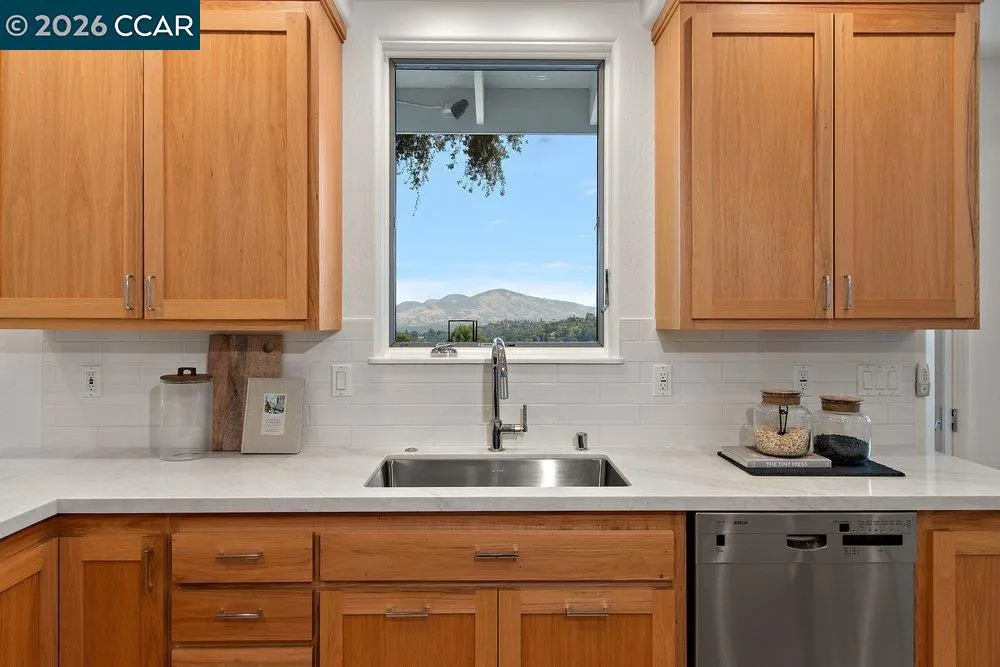 809 Mountain View Dr Lafayette, CA 94549