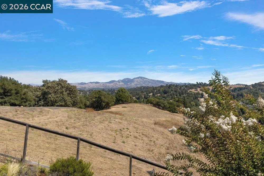809 Mountain View Dr Lafayette, CA 94549
