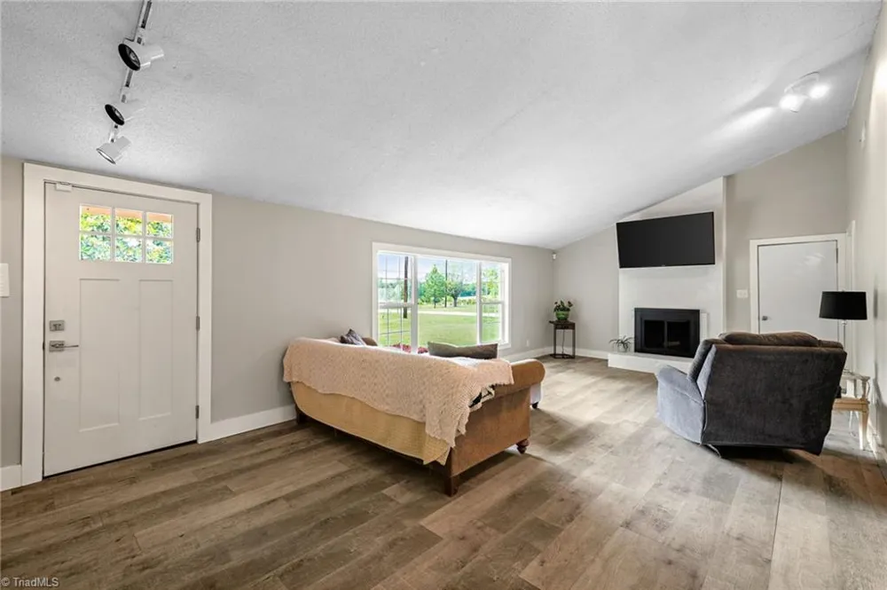 7549 Sunnyvale Drive High Point, NC 27265