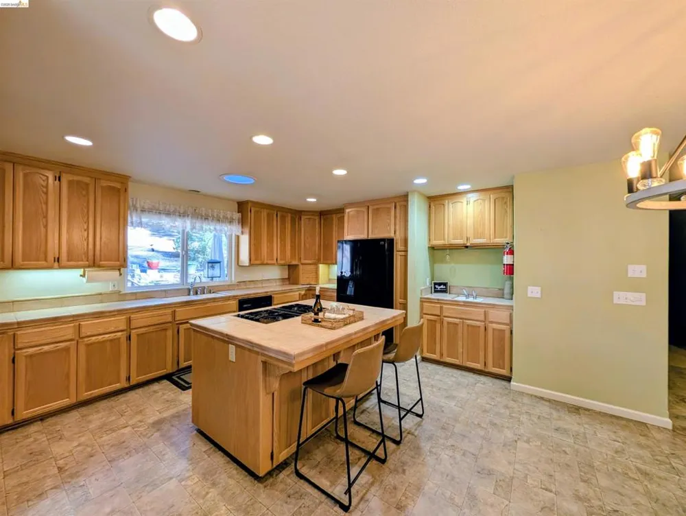25149 Abraham Long Barn, CA 95335