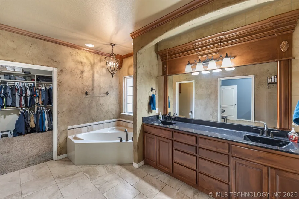 18912 Spring Creek Lane Claremore, OK 74017