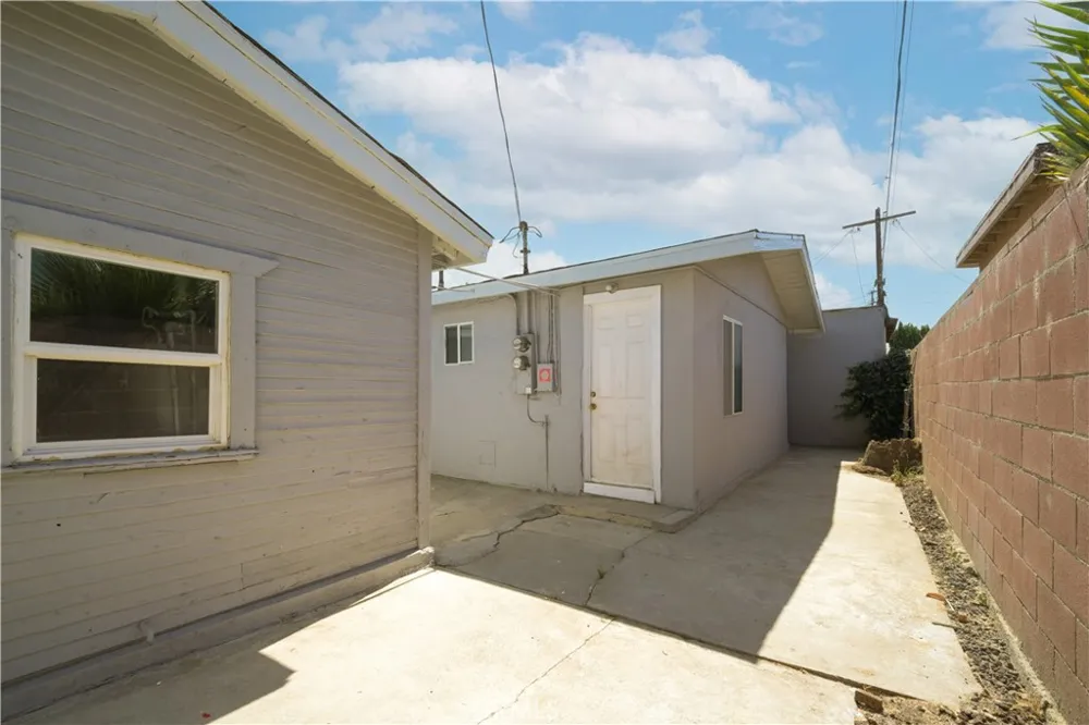 3452 Estrada Los Angeles, CA 90023