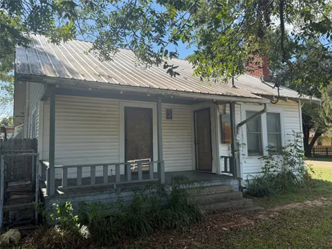 302 S Hogg Street