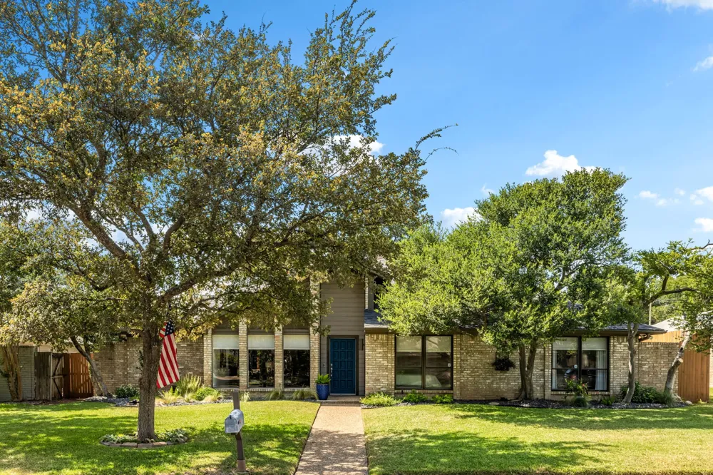 6803 Fernshaw Drive Dallas, TX 75248
