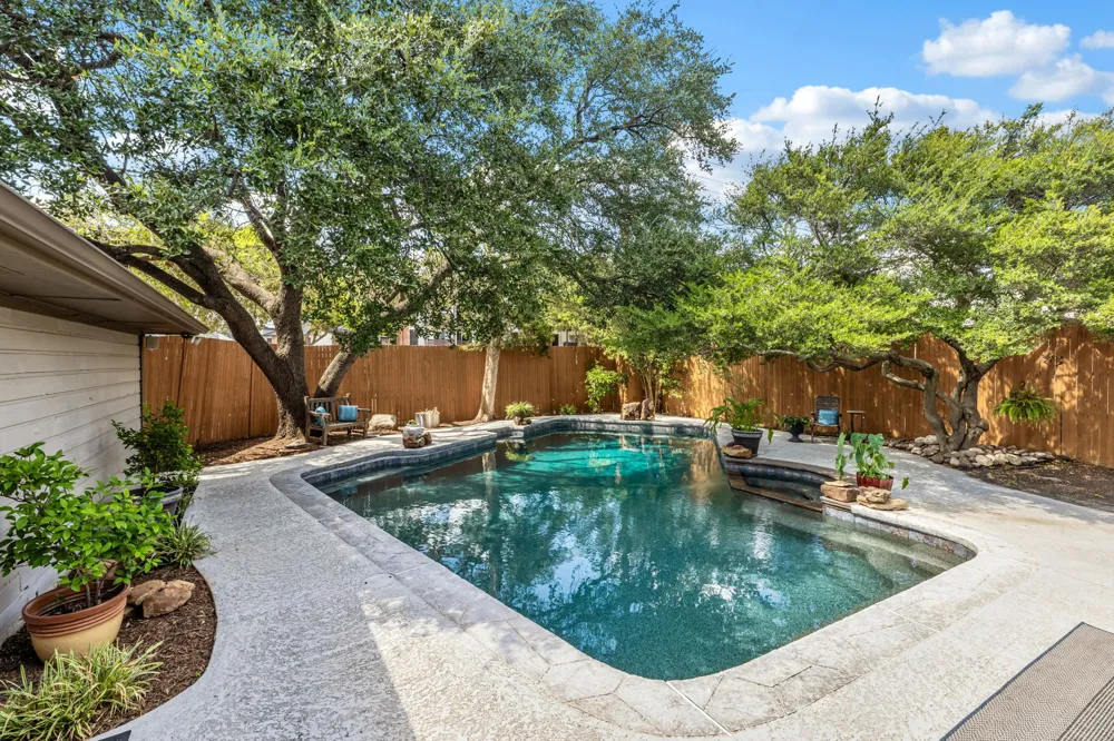 6803 Fernshaw Drive Dallas, TX 75248