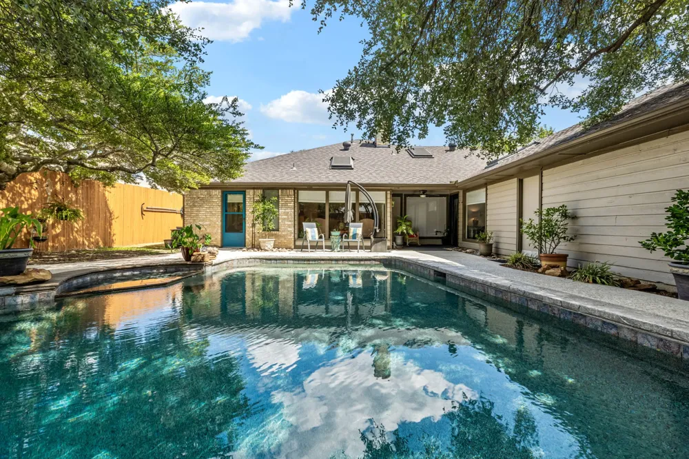 6803 Fernshaw Drive Dallas, TX 75248