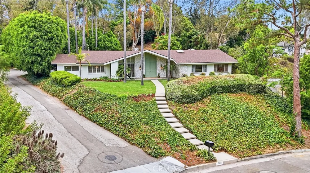 7810 Elden Whittier, CA 90602