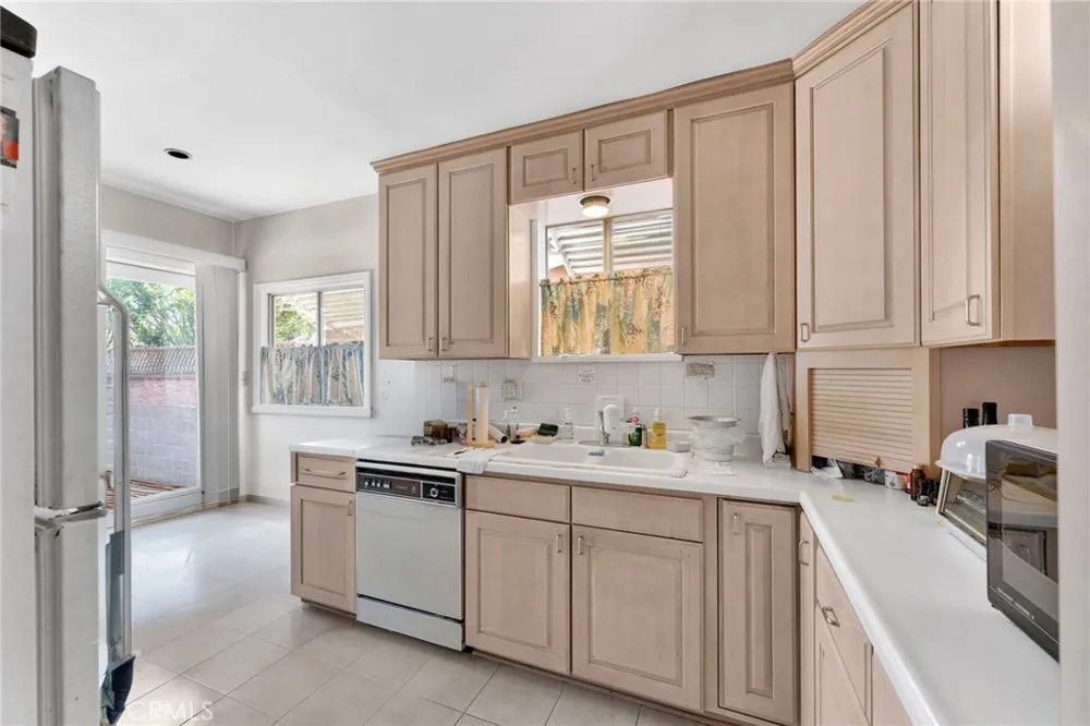 6812 E La Marimba Long Beach, CA 90815