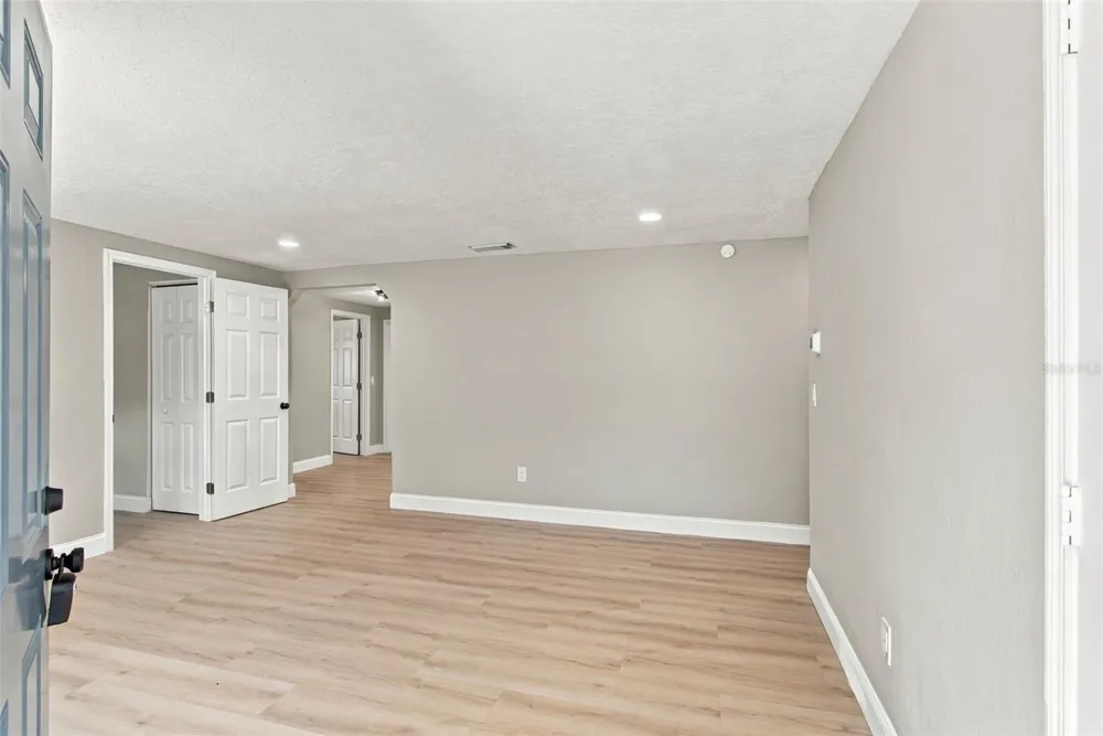 802 WALNUT DRIVE Seffner, FL 33584