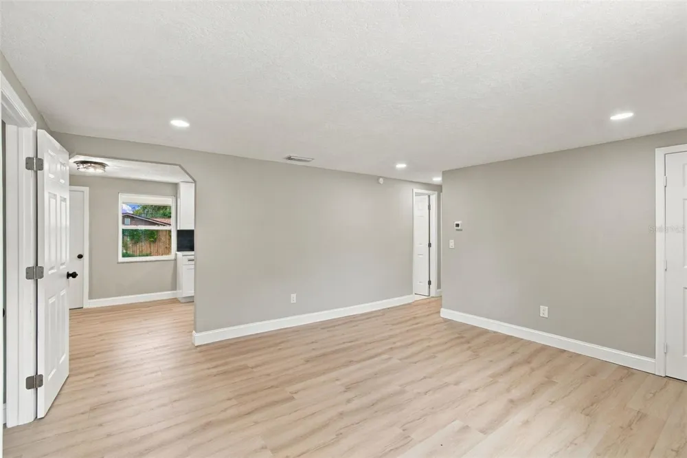 802 WALNUT DRIVE Seffner, FL 33584