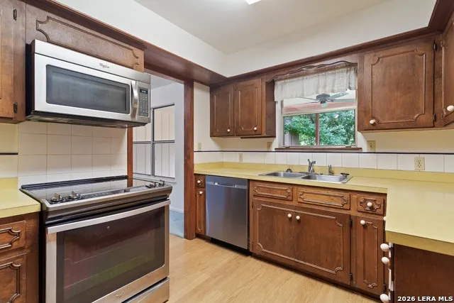 1702 SUSAN DR Kerrville, TX 78028