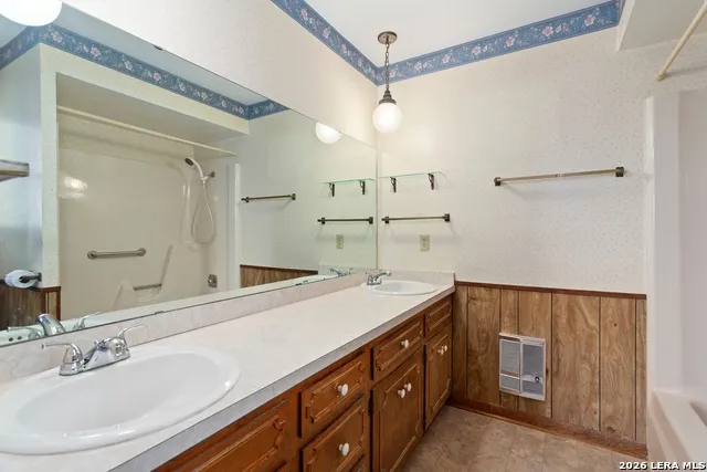 1702 SUSAN DR Kerrville, TX 78028