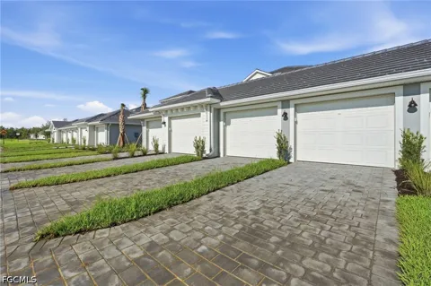 Green Acres Avenue ##2626