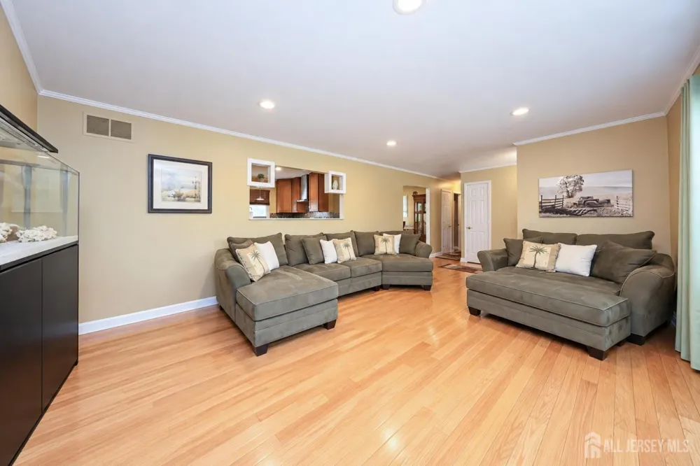 987 Bennetts Mills Road Jackson, NJ 08527