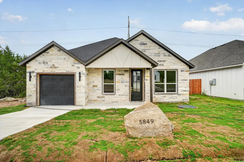 5849 Black Pine Circle Granbury, TX 76048