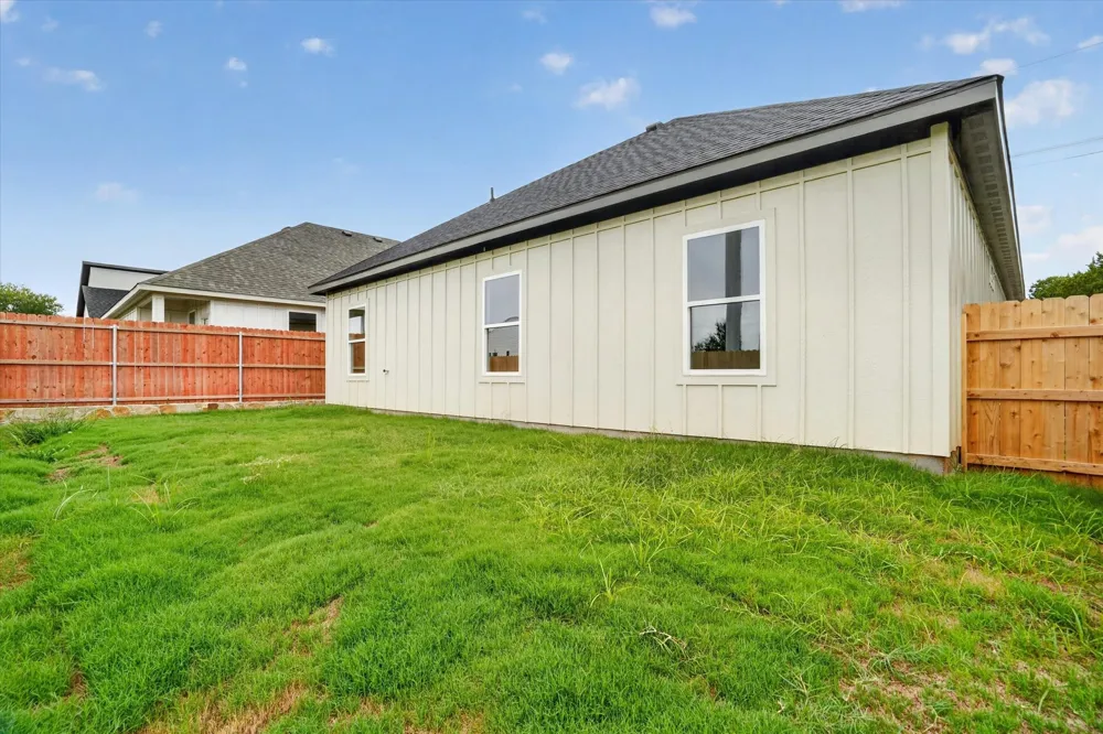 5849 Black Pine Circle Granbury, TX 76048