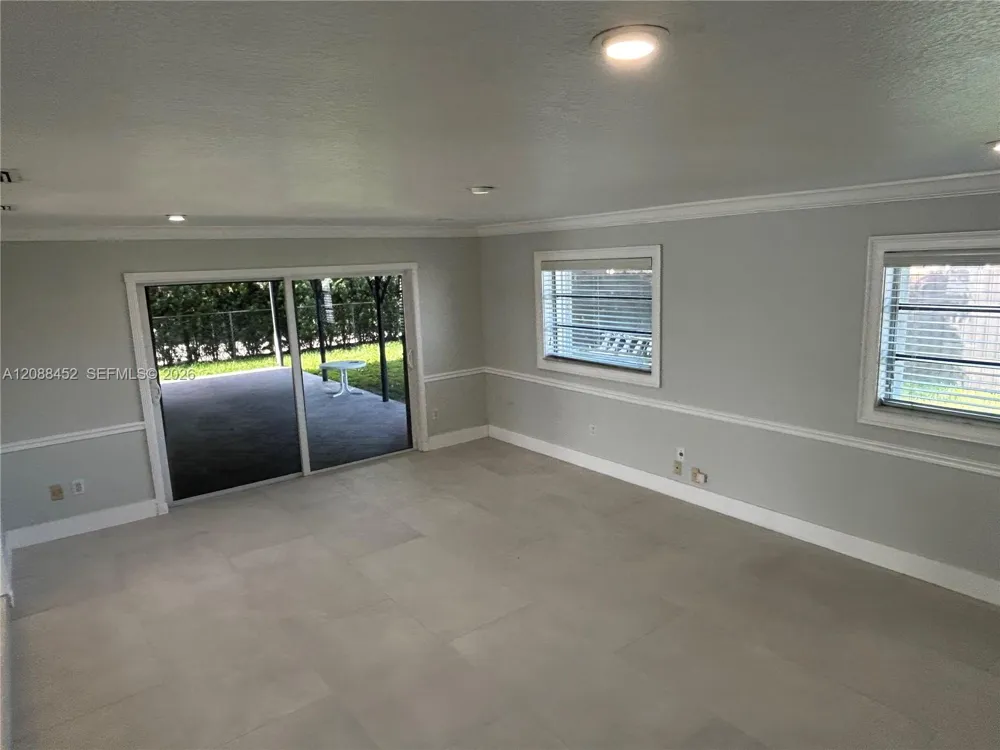 5372 W 4th Ln Hialeah, FL 33012