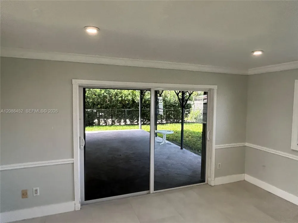 5372 W 4th Ln Hialeah, FL 33012
