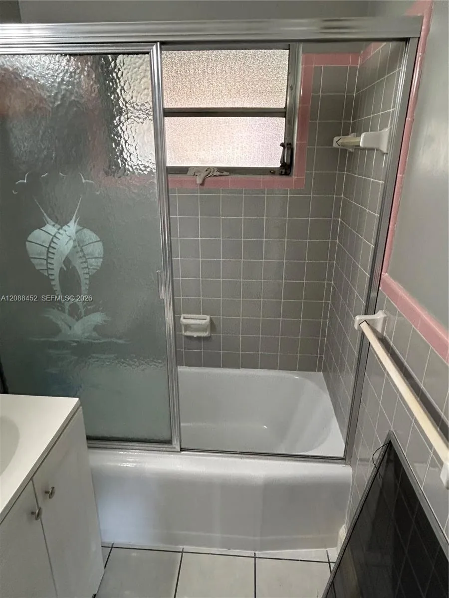 5372 W 4th Ln Hialeah, FL 33012