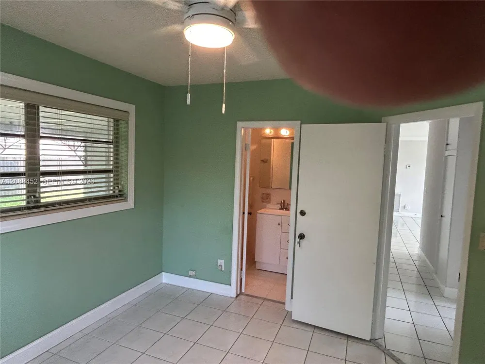 5372 W 4th Ln Hialeah, FL 33012