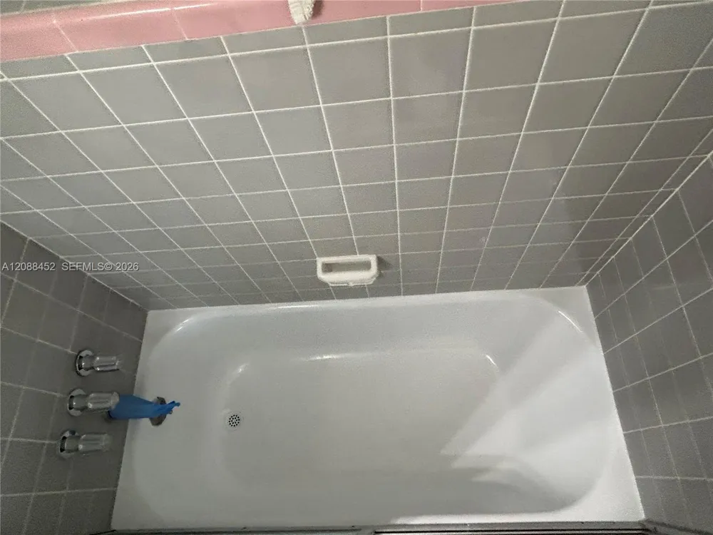 5372 W 4th Ln Hialeah, FL 33012