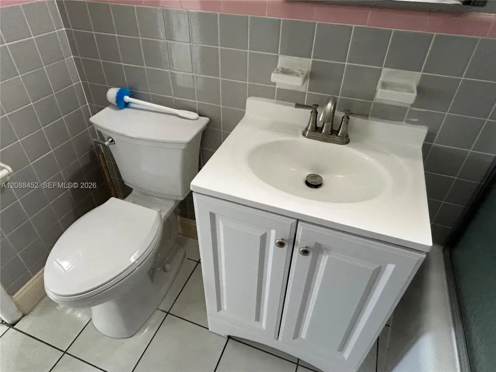 5372 W 4th Ln Hialeah, FL 33012