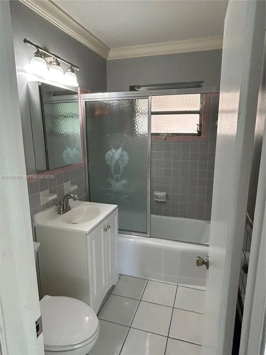 5372 W 4th Ln Hialeah, FL 33012