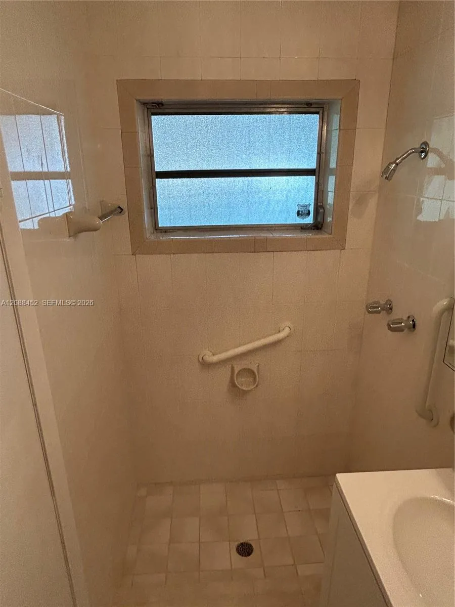 5372 W 4th Ln Hialeah, FL 33012