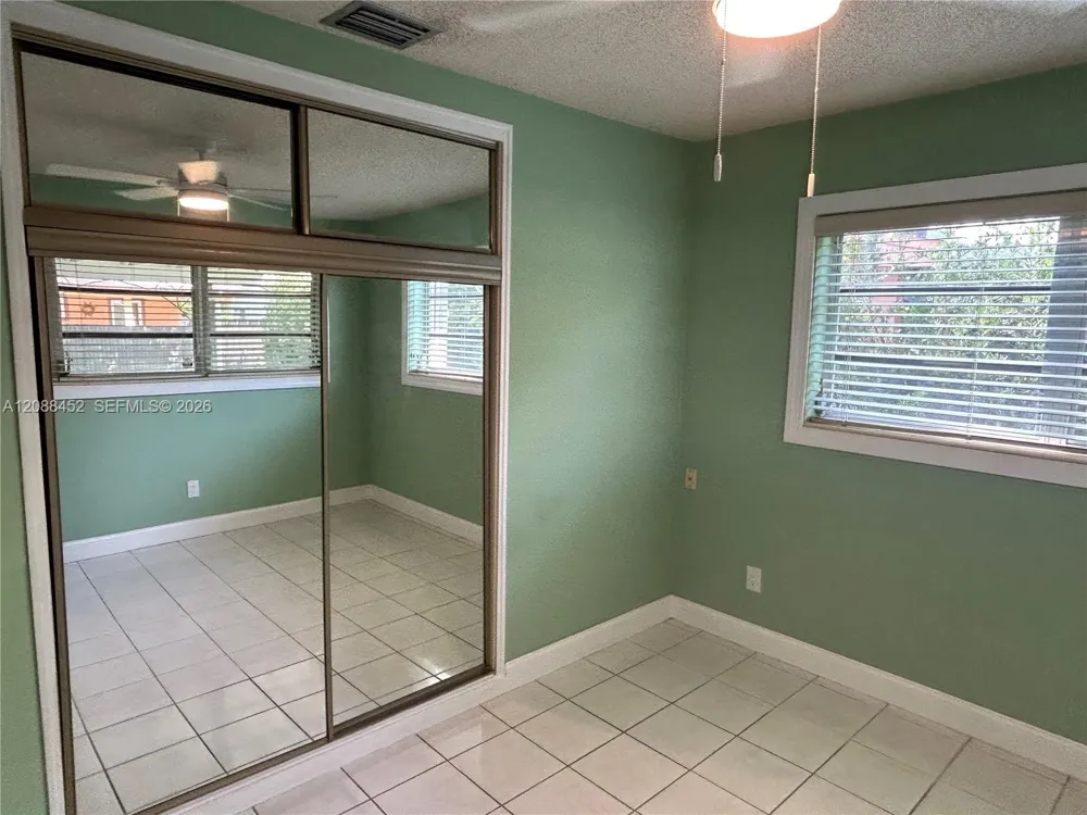 5372 W 4th Ln Hialeah, FL 33012