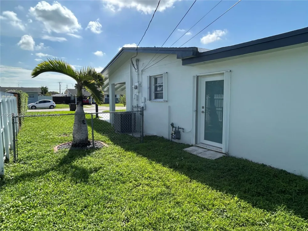 5372 W 4th Ln Hialeah, FL 33012