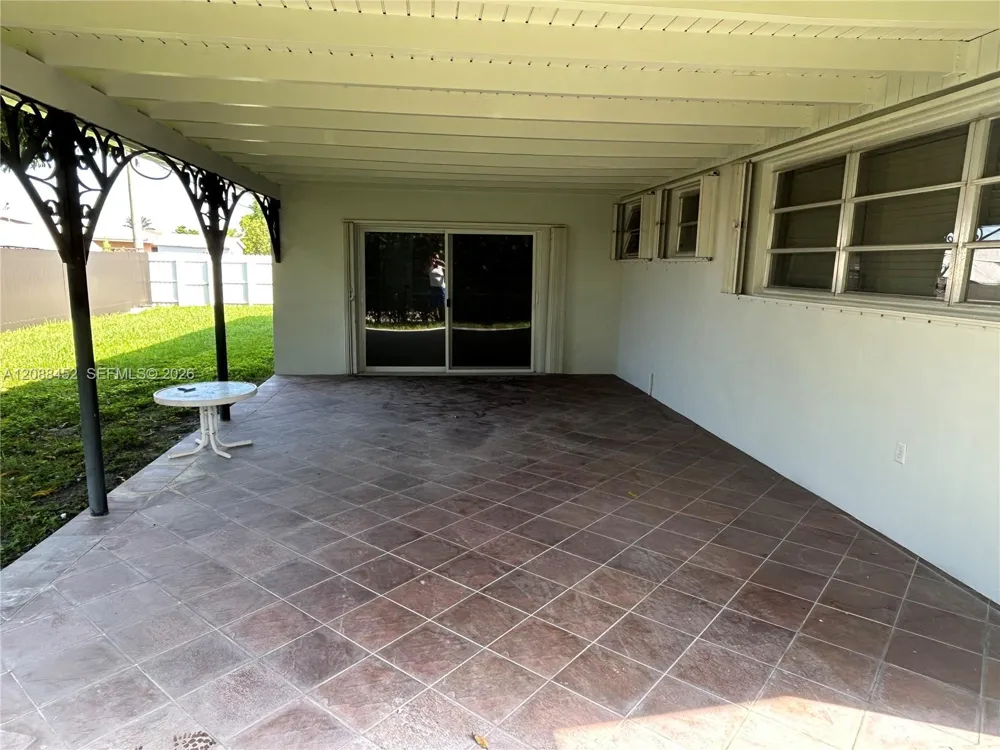 5372 W 4th Ln Hialeah, FL 33012