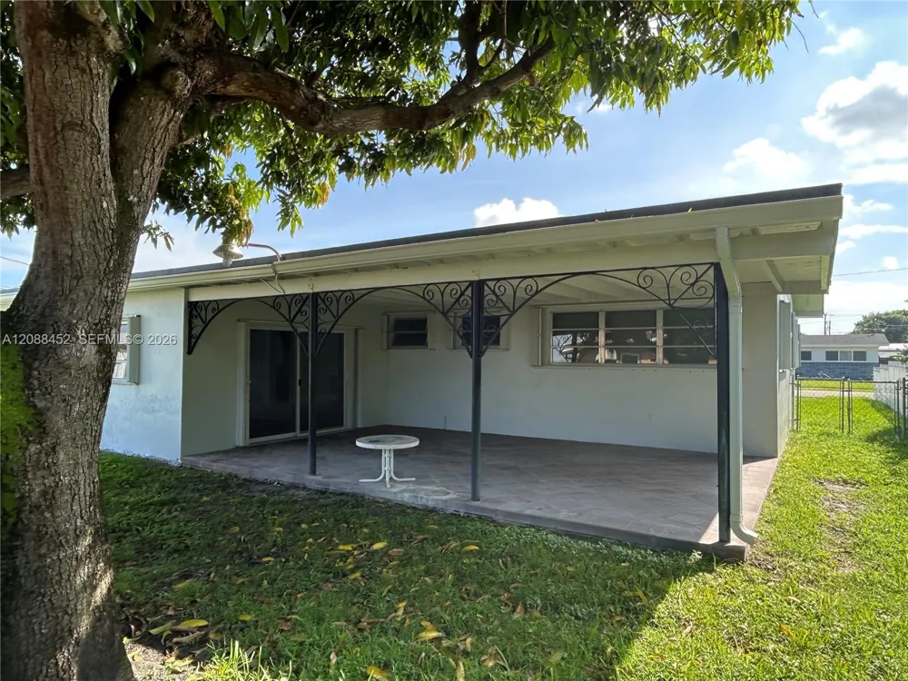 5372 W 4th Ln Hialeah, FL 33012