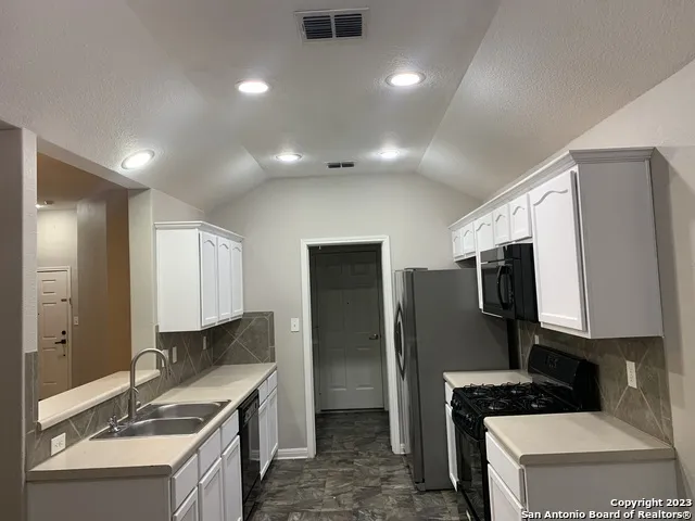 4618 EVERETT LOOP Converse, TX 78109