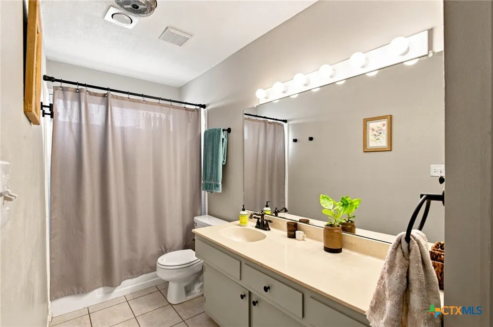 104 Santa Fe Victoria, TX 77904