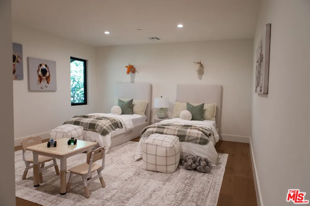 3436 Longridge Avenue Los Angeles, CA 91423