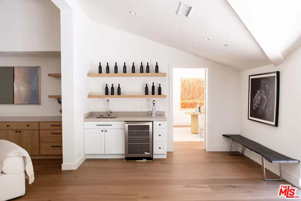 3436 Longridge Avenue Los Angeles, CA 91423