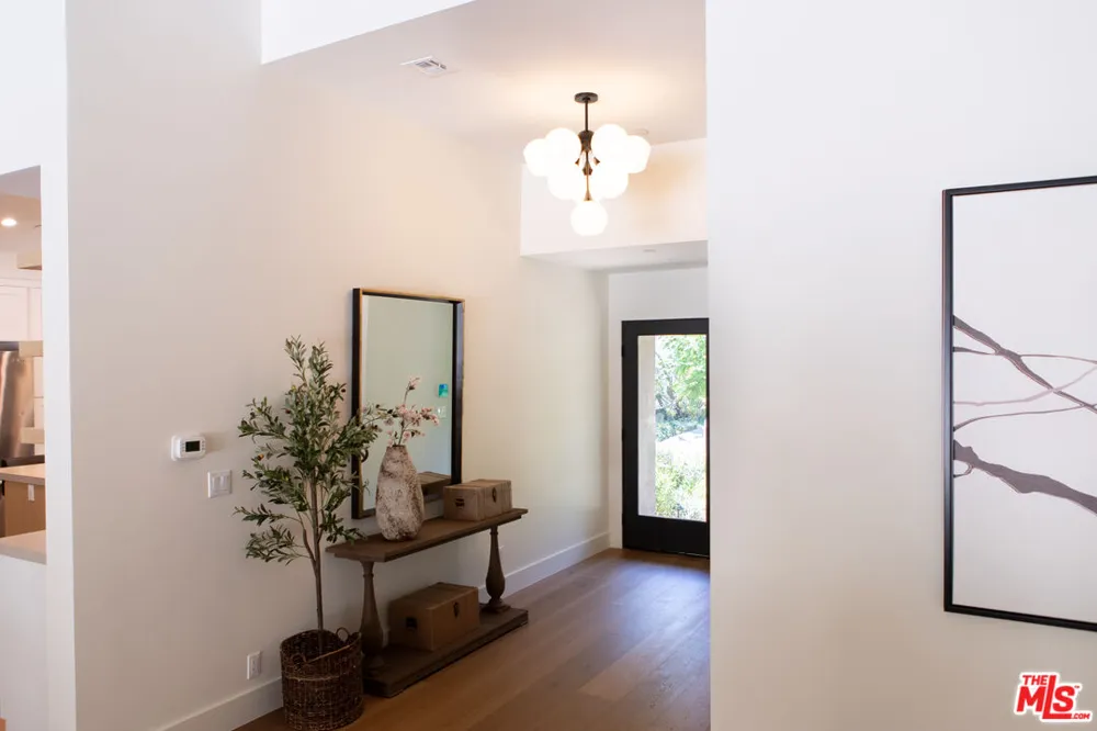 3436 Longridge Avenue Los Angeles, CA 91423
