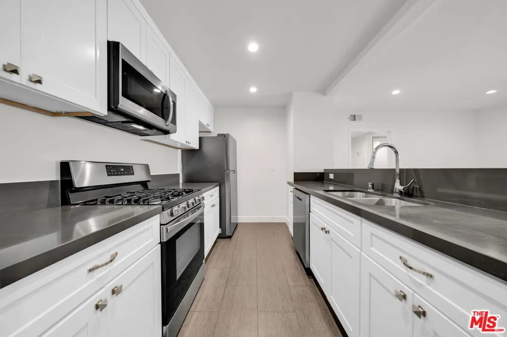 7453 Haskell Avenue Van Nuys, CA 91406