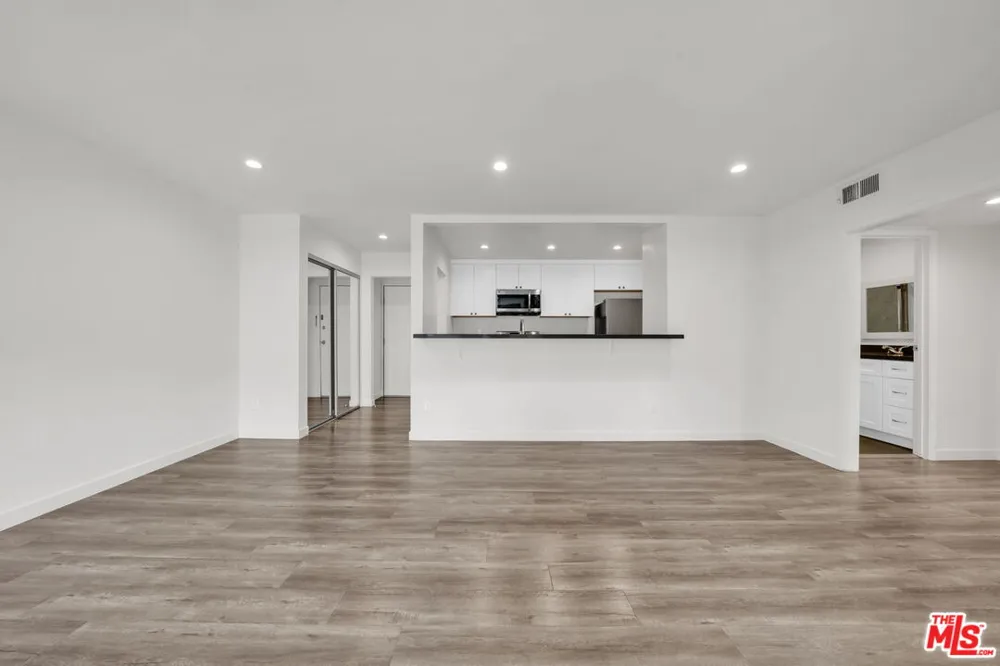 7453 Haskell Avenue Van Nuys, CA 91406