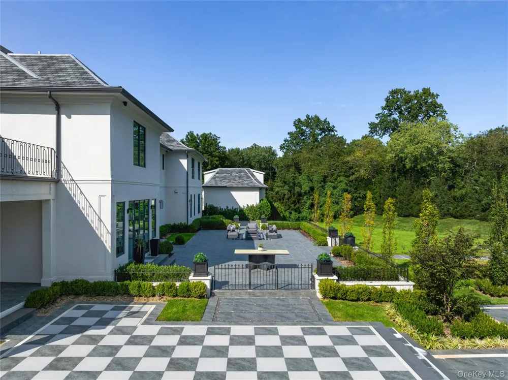 18 Evergreen Way Old Brookville, NY 11545