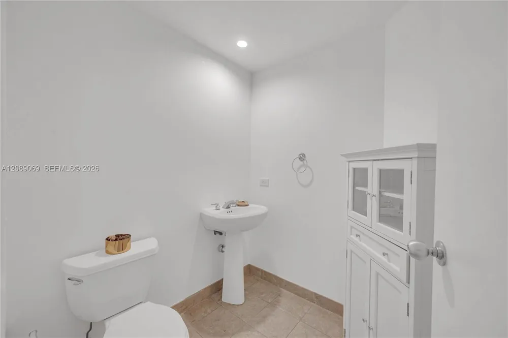 801 Brickell Key Blvd #2208 Miami, FL 33131